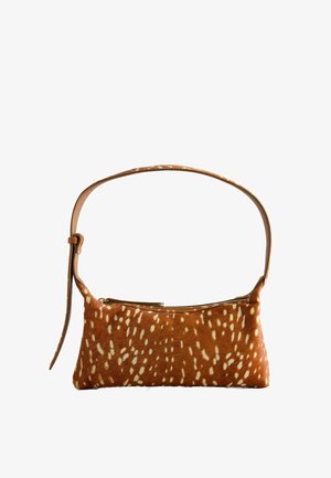 Kleine braune Handtasche mit weißem Punktemuster, langem verstellbarem Riemen und Reißverschluss an der Oberseite vor weißem Hintergrund.