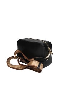 Borsa a tracolla in ecopelle nera con cerniera dorata, tracolla in sughero e forma rettangolare. Presenta una texture liscia e dettagli di design semplici.