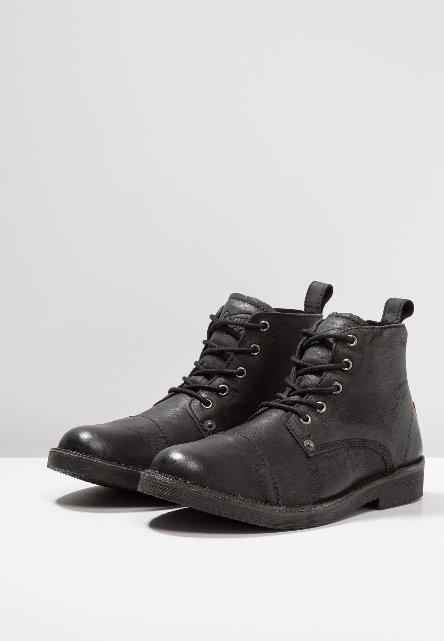 levi's track boots