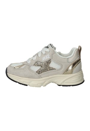 Beige-witte sneaker met witte veters, meshpanelen, luipaardprint sterren detail en metallic gouden accenten op zool en hiel.