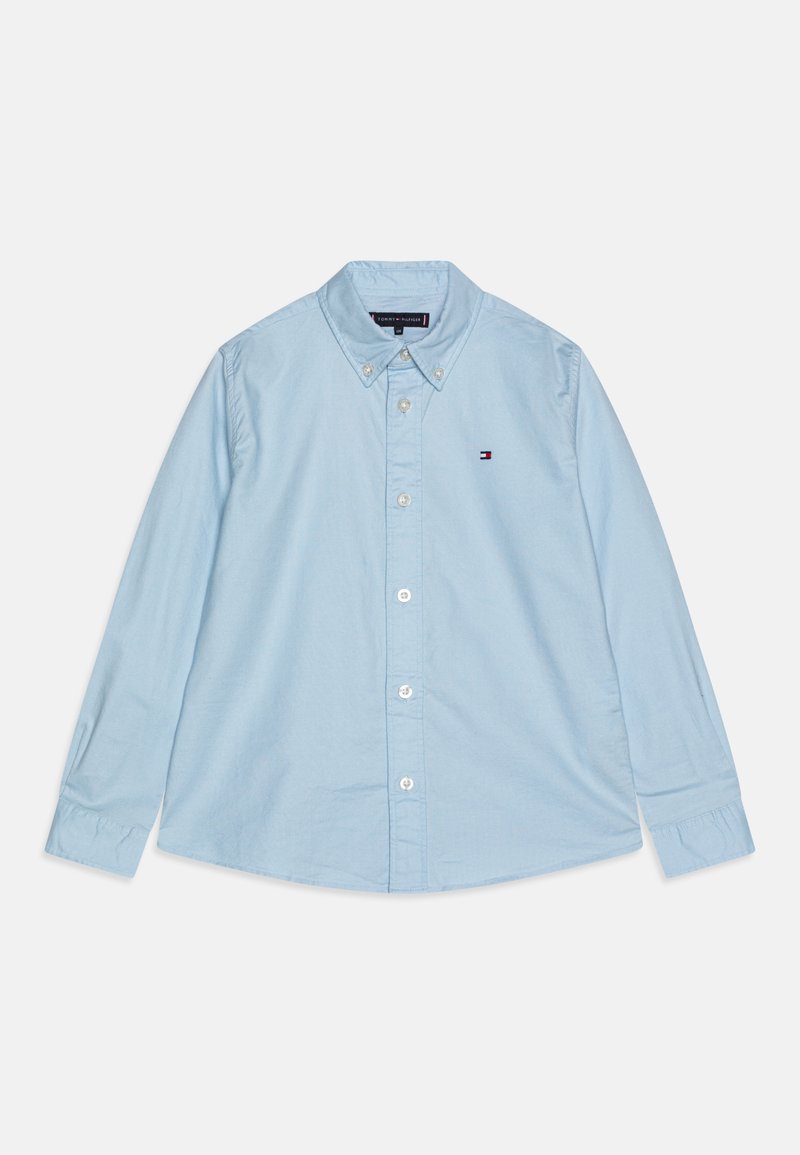 Ανοιχτού μπλε πουκάμισο με κουμπιά από βαμβακερό ύφασμα, διαθέτει κλασικό γιακά, μακριά μανίκια και ένα μικρό κεντημένο λογότυπο στο στήθος.