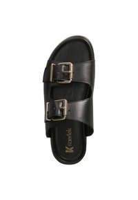 Zwarte leren slipper met twee verstelbare gouden gesps, open teen, een gladde textuur en een platte zool. Merkenlogo afgedrukt aan de binnenkant.