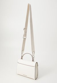 Borsa a mano in pelle bianca con texture, dalla forma rettangolare strutturata, dotata di manico superiore e tracolla regolabile con dettagli in hardware argentato.