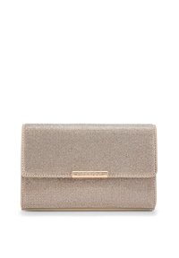 Clutch metallic beige con tessuto testurizzato, presenta una patta ripiegata e un accento in metallo dorato per la chiusura.