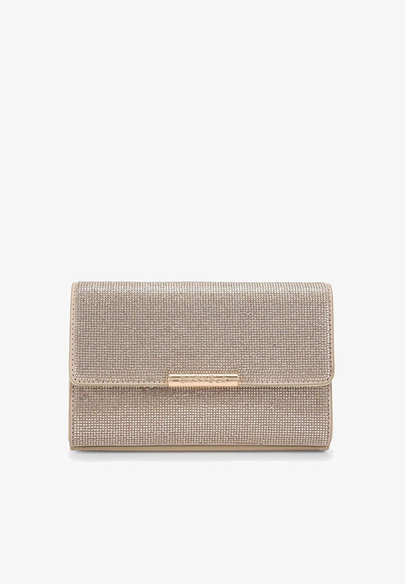Clutch metallic beige con tessuto testurizzato, presenta una patta ripiegata e un accento in metallo dorato per la chiusura.