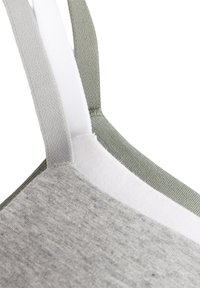 Šedá sportovní podprsenka s nastavitelnými ramínky ve světle šedé, bílé a olivově zelené barvě. Disponuje měkkou texturou a plochými švy pro maximální pohodlí.