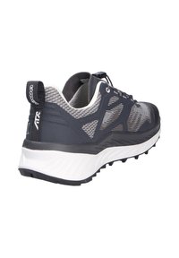 Dunkelgrauer Sportschuh mit Mesh-Obermaterial, strukturierten Mustern, weißer Zwischensohle und robustem schwarzen Laufsohle. Mit einer Zuglasche an der Ferse.