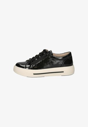 Zapatilla negra de cuero brillante con un acabado texturizado, diseño de cordones y detalle de cremallera en el lateral; cuenta con una suela de plataforma blanca con una franja negra.