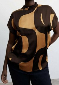 Blouse à manches courtes en tissu satin lisse avec un motif abstrait marron et or, col montant et coupe ample.