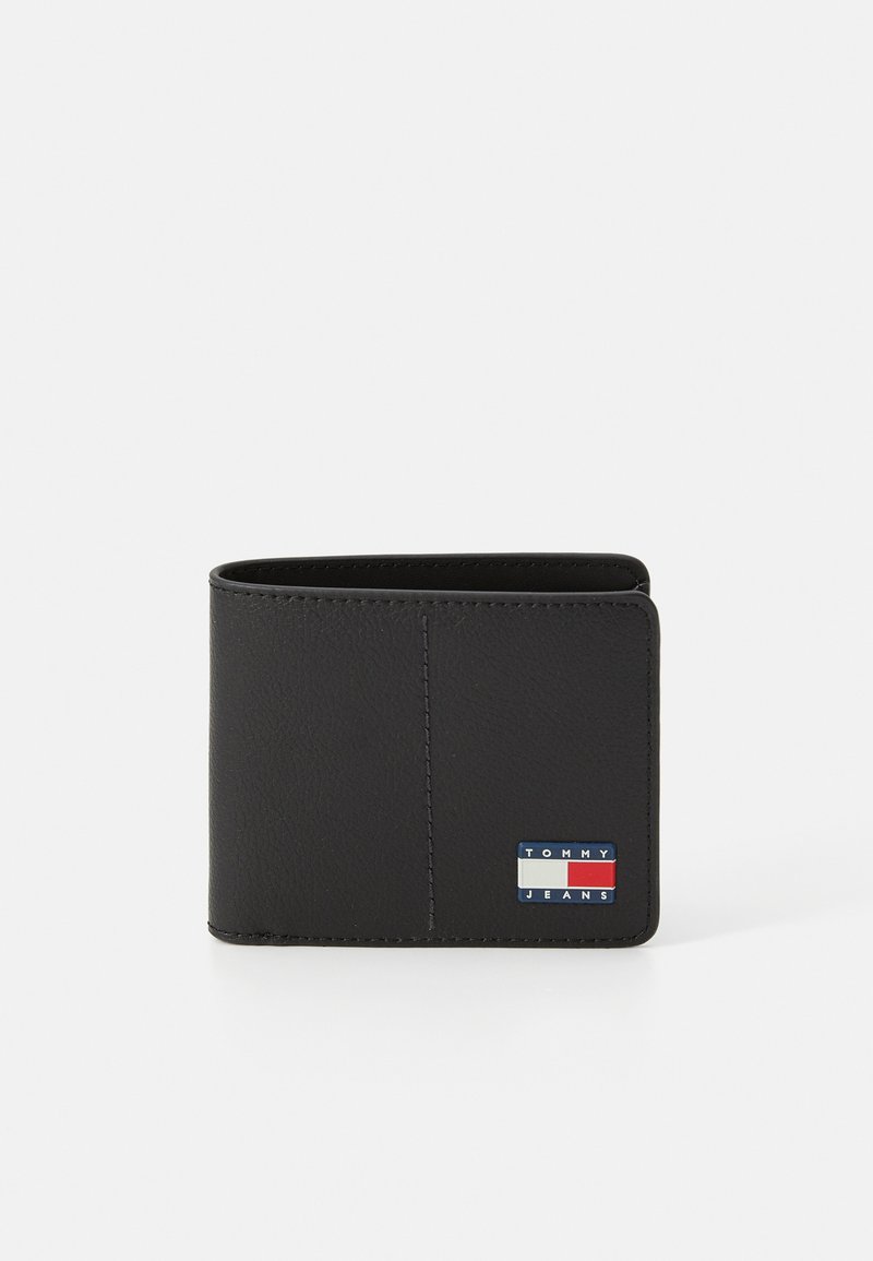 Portefeuille en cuir noir avec un design pliable. Présente un patch logo bleu, rouge et blanc à l'avant. Texture lisse et couture minimale.