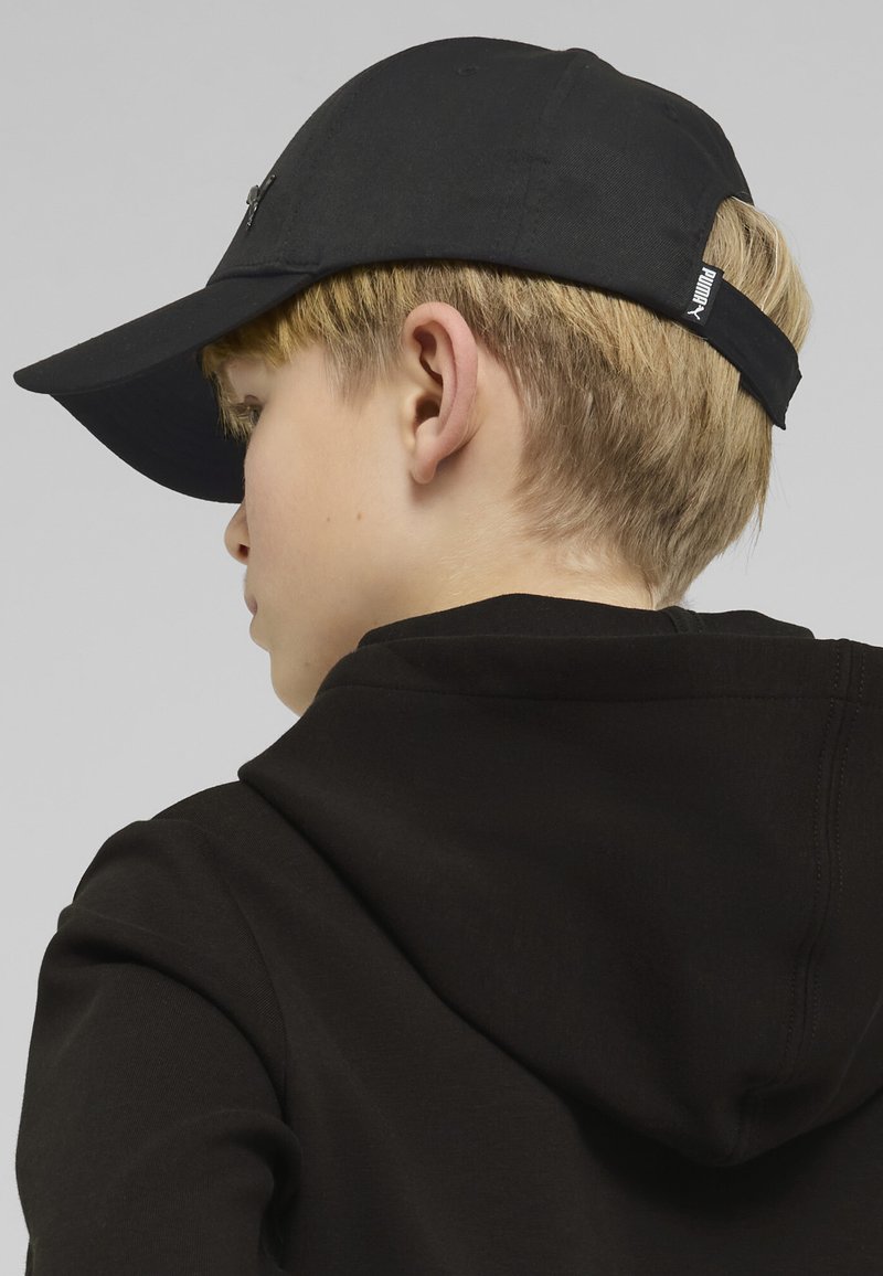Gorra de béisbol negra con visera curva, hecha de tela suave, presenta un pequeño logo en la parte frontal y una correa ajustable en la parte trasera.