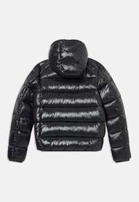 Zwarte pufferjack met een glanzende textuur, ritsbare capuchon, gevoerd ontwerp en geribbelde manchetten, met horizontale stiksels overal.