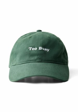 Groene katoenen baseballcap met een gebogen rand. Bevat witte geborduurde tekst met de woorden "Too Busy" aan de voorkant. Zachte textuur en klassiek ontwerp.