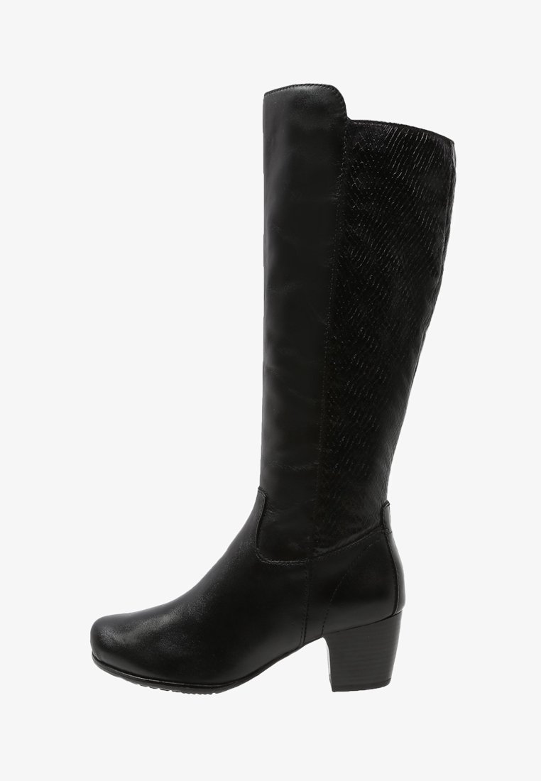 Botas negras de cuero hasta la rodilla con un panel texturizado. Diseño de punta cuadrada con un tacón bajo y cuadrado para mayor estabilidad.