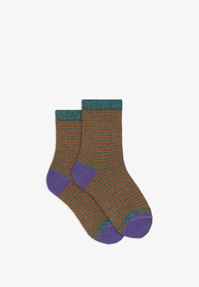 Calzini a righe con motivo verde e arancione, polsino testurizzato turchese e punta viola solida. Il materiale sembra morbido e lavorato a maglia.