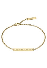 Bracelet en or avec une chaîne délicate et une barre rectangulaire gravée portant l'inscription "JE SUIS PARCE QUE TU ES." Fermeture à clip.