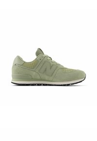 Lichtgroene sneaker met een textuur van suede en mesh bovenwerk, een gewatteerde kraag en een contrasterende zwarte buitenzool met gespikkelde details.