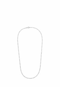 Collana di catena sottile in argento con un piccolo gancio circolare, adagiata su uno sfondo bianco.