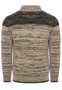 Beige gestrickter Pullover mit schwarzem meliertem Muster, mit hohem Kragen, gerippten Bündchen und Saum sowie Logodetail am Ärmel.