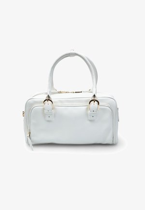 Fehér bőr kézitáska dupla felső fogantyúkkal, aranyszínű fémrészekkel, cipzáras záródással és kontrasztos varrással. Simább textúra, téglalap alakú.