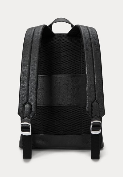 Zaino in pelle nera con pannello posteriore imbottito in rete, spallacci regolabili con fibbie argento e maniglia superiore per il trasporto.