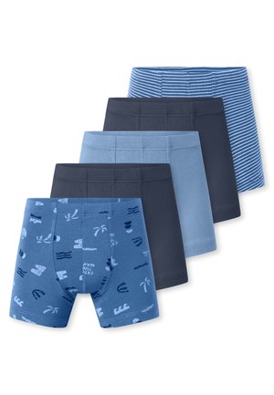 Fünf Paar Jungen-Boxershorts in verschiedenen Blautönen, darunter einfarbige, gestreifte und gemusterte Designs mit Wellen und Palmen.