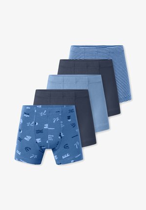 Fünf Paar Jungen-Boxershorts in verschiedenen Blautönen, darunter einfarbige, gestreifte und gemusterte Designs mit Wellen und Palmen.