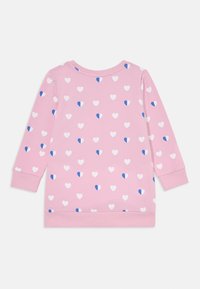 Felpa rosa con un motivo di cuori bianchi e blu. Maniche lunghe con polsini a costine. Materiale morbido in cotone.