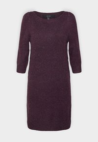 Abito a maglia al ginocchio di un profondo bordeaux, con maniche a tre quarti, scollo rotondo e una texture sottile, caratterizzato da una vestibilità leggermente affusolata.