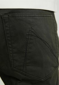 CHASIN' Tygbyxor - dark green