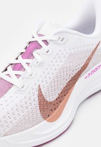 Nike Performance PEGASUS PLUS - Silniční běžecké boty - white/metallic red bronze/platinum violet/plum dust/hot fuchsia