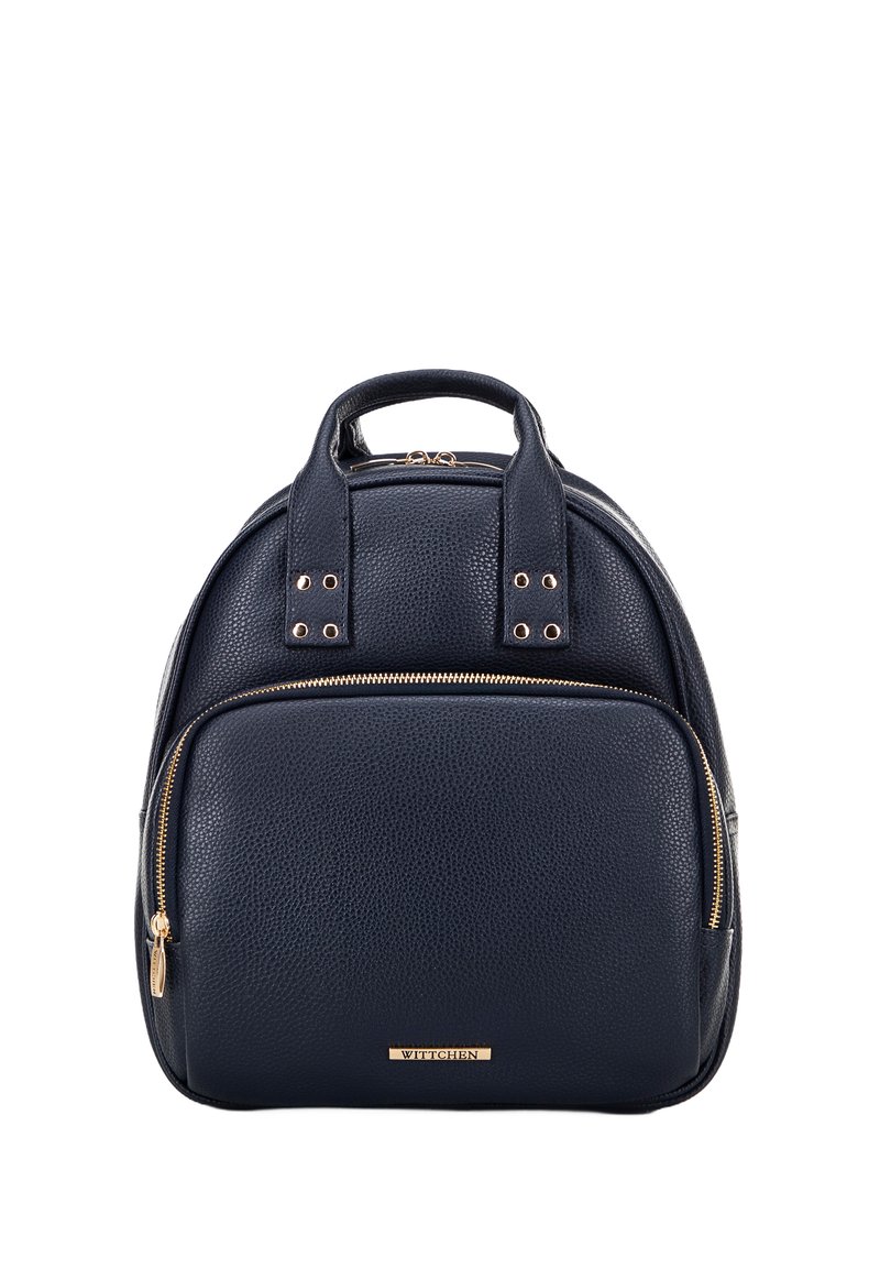 Sac à dos en cuir texturé bleu marine avec deux poignées supérieures, quincaillerie dorée et une poche zippée à l'avant. Dispose d'une fermeture à glissière lisse.