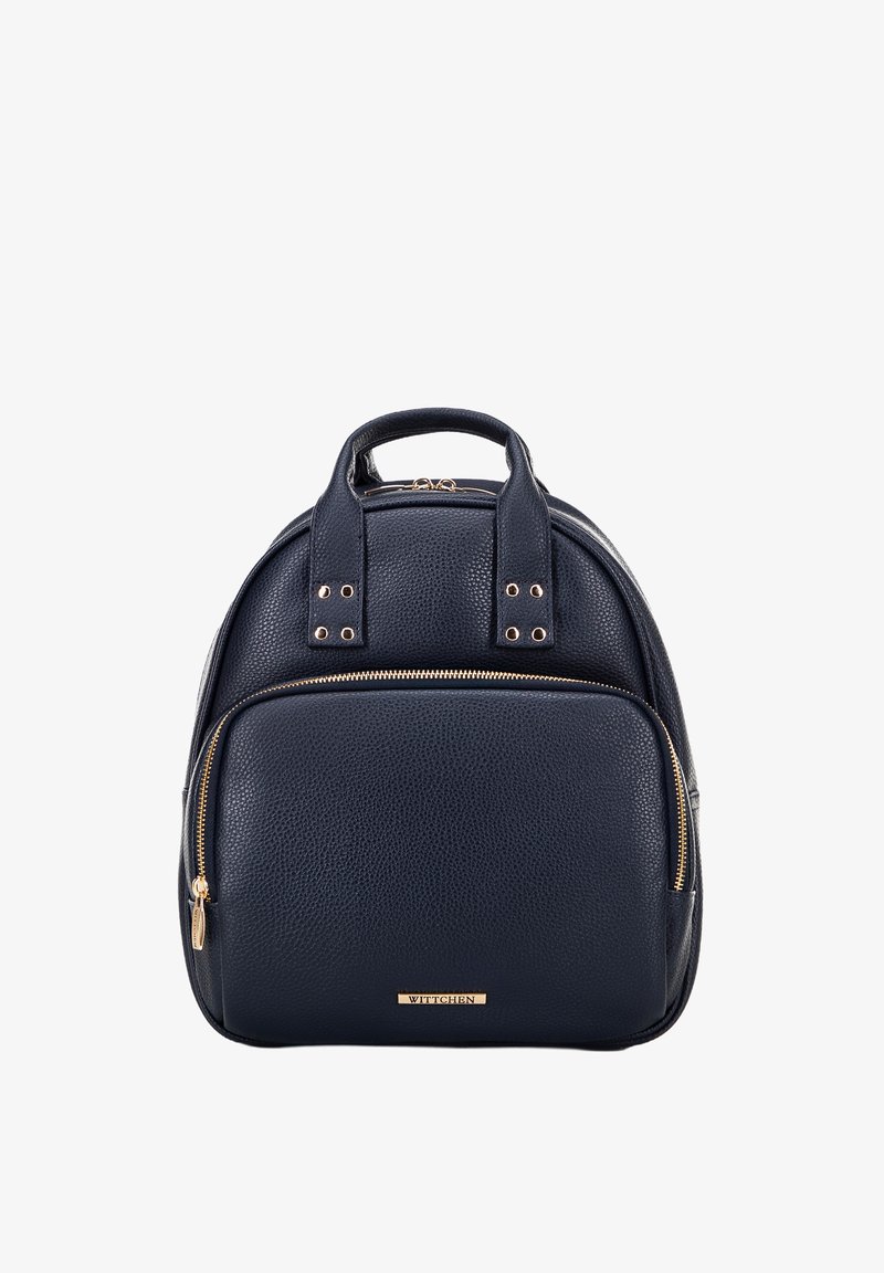 Sac à dos en cuir texturé bleu marine avec deux poignées supérieures, quincaillerie dorée et une poche zippée à l'avant. Dispose d'une fermeture à glissière lisse.