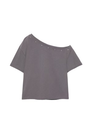 Top grigio a maniche corte con spalle scoperte e piccole borchie a forma di stella lungo la scollatura su sfondo bianco semplice.