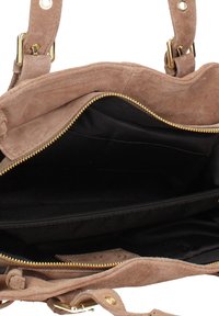 Bruine suède handtas met gouden accenten, een hoofdcompartiment met rits en een soepele zwarte stofvoering met een binnenritszak.