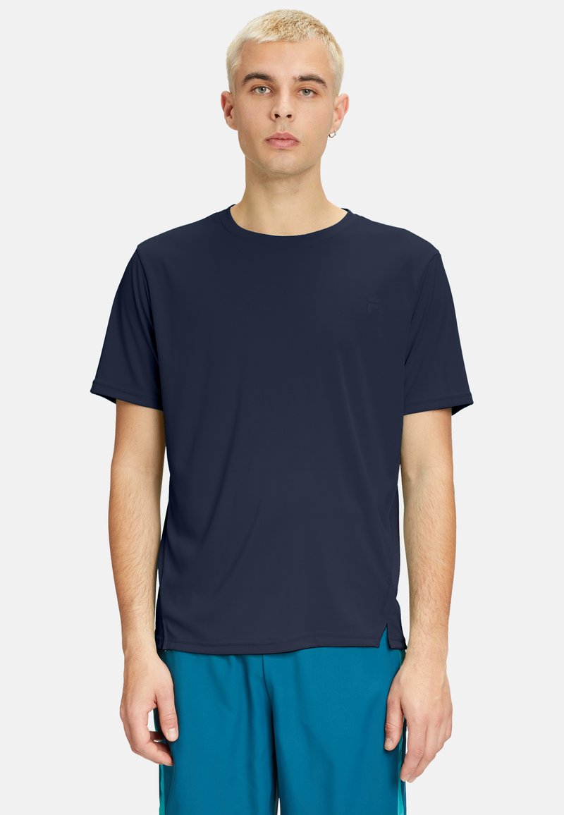 Mørkeblå kortærmet atletisk t-shirt i et glat, letvægtsstof med et diskret logo på brystet og slidser i kanten.