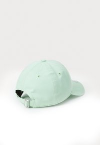 Casquette de baseball vert menthe avec une visière courbée, en coton, avec une sangle ajustable à l'arrière et des œillets de ventilation sur les côtés.