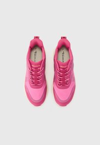 Sneaker leggere con tomaia rosa realizzata in materiali mesh e tessili. Punta arrotondata, design con lacci e suola ammortizzata.