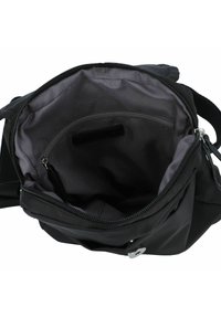 Svart axelväska med dragkedjestängning, grå tyginterior och ett litet fack med dragkedja inuti för organisering. Mjukt material, minimalistisk design.