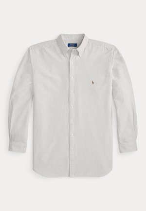 Langärmliges weißes Hemd mit dünnen grauen vertikalen Streifen, Button-Down-Kragen und kleinem besticktem Logo auf der linken Brust.
