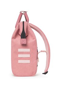 Zaino in corduroy rosa con una forma strutturata, dotato di chiusura con zip, tracolla regolabile e tre accenti orizzontali in tessuto.