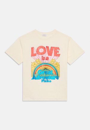 Kremfarget t-skjorte med fargerik tekst som sier "LOVE is a Great Adventure" over et regnbue- og stjernedesign.