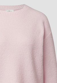Pull rose clair avec un tissu texturé semblable à de la polaire. Comprend un col côtelé et une coupe légèrement surdimensionnée pour le confort.