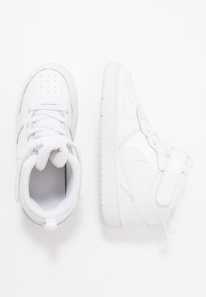 Paire de baskets blanches montantes, l'une vue de dessus et l'autre de côté, sur fond blanc.