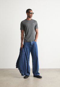 GANT PRINTED ARCHIVE SHIELD - Jednoduché tričko - antracit melange