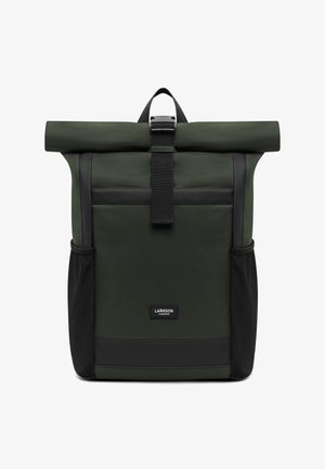 Zelený batoh s rolovacím uzávěrem vyrobený z látky s černými detaily, vybavený přední sponou, bočními kapsami a strukturovaným tvarem.