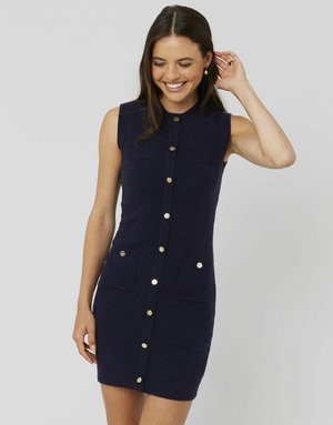 Robe sans manches de couleur marine avec des fermetures à boutons dorés, deux poches avant et une coupe ajustée. Tissu doux avec une texture lisse.