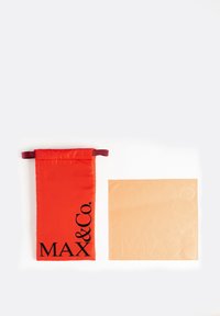 Sacchetto di stoffa rosso con cordoncino, con testo stampato nero "MAX & Co." accanto a un quadrato di tessuto color pesca chiaro impresso con lo stesso testo.