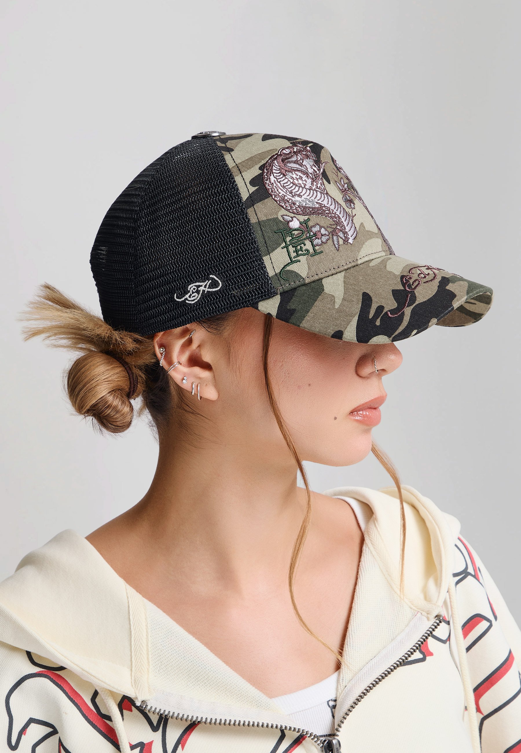 Ed Hardy UNISEX 2 SNAKES EMBROIDERED 5 PANEL TRUCKER CAP - Cap