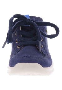 Marineblaue Schuhe mit runder Zehenpartie, Obermaterial aus Wildleder, kontrastierenden blauen Akzenten und weißer Gummisohle. Mit Schnürsenkeln und goldenen Ösen.